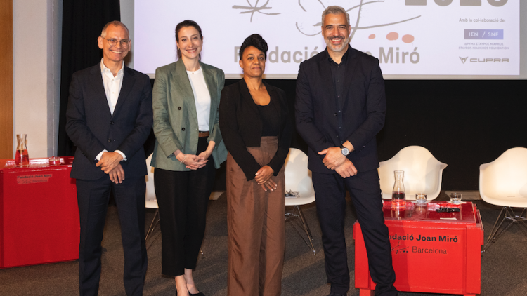 D'esquerra a dreta: el director de la Fundació Miró, Marko Daniel; Aurélie Avice (SNF); la premiada Kapwani Kiwanga i Jorge Diez (Cupra) després de la roda de premsa del Premi Joan Miró 2025.. ©Fundació Joan Miró, Barcelona. Foto: Davide Camesasca