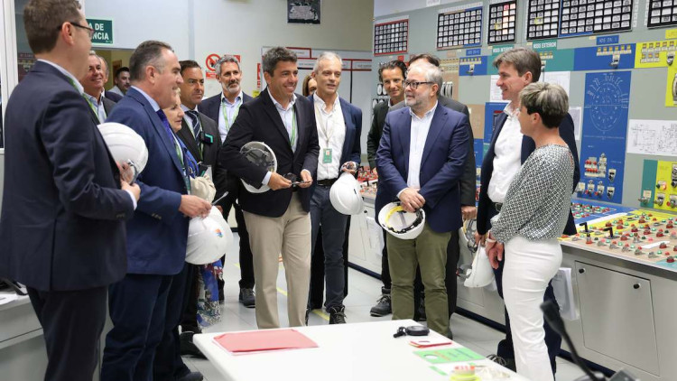 Carlos Mazón durant la visita celebrada ahir a la central nuclear de Cofrents.. GVA