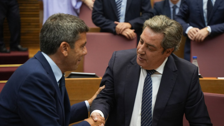 El president valencià Carlos Mazón saluda al líder de Vox a les Corts Valencianes, José María Llanos| Europa Press/Jorge Gil. 