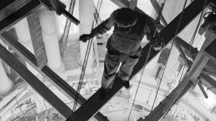 Francesc d’A. Galí a la bastida en el moment de l’elaboració del mural del Palau Nacional, 1929 Fotografia publicada a la revista D’Ací i D’Allà, 12/1930 Col·lecció Xavier Galí. Detall de la fotografia de Bartomeu Galí