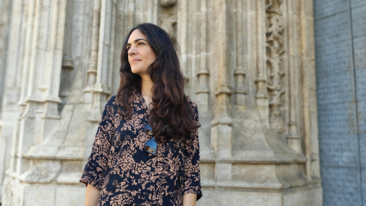 La poeta Isabel Garcia Canet, posant en la porta de la Llotja de València. Xavier Aliaga