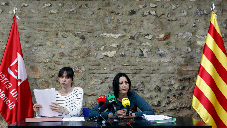 Rosa Albert (esquerra) i Rosa Pérez Garijo (dreta) en una compareixença de premsa a la seu d'Esquerra Unida del País Valencià.. EFE