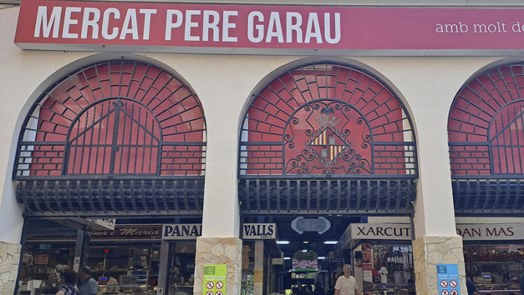 Entrada principal del mercat de Pere Garau, a Palma