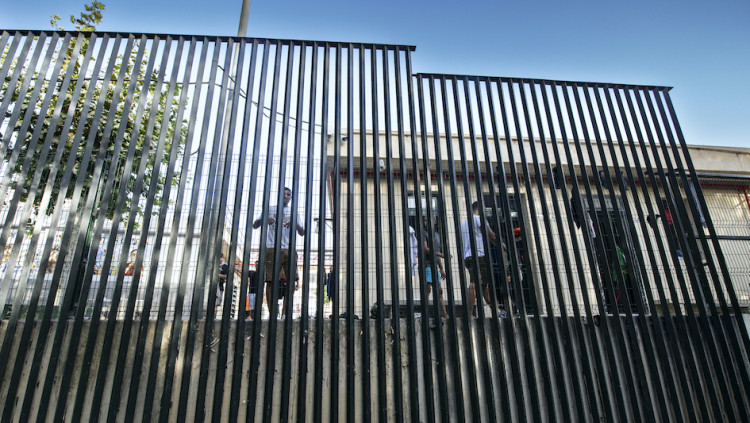 Diversos migrants en un centre d’estada temporal de l’Estat espanyol.. Europa Press