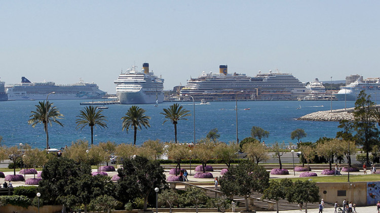 Imatge del port de Palma, de l'any 2021, amb un grapat de megracreuers