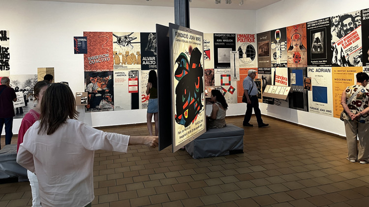 a sala d’»Els primers anys (1975-1983) de 'La poesia tot just ha començat'.