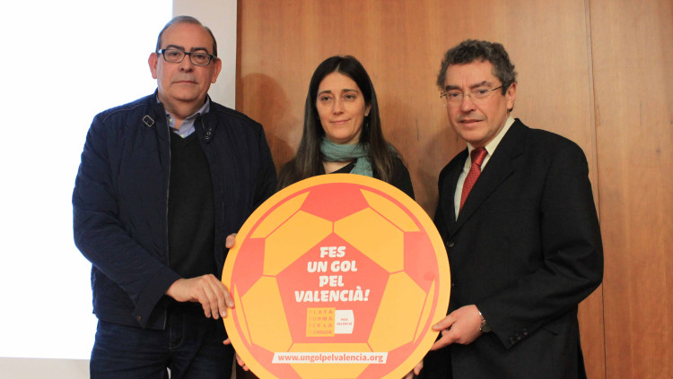 El periodista Miquel Àngel Picornell, la director de Plataforma per la Llengua Neus i el responsable valencià de l'entitat Manuel Carceller
