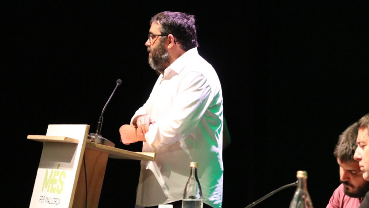 El diputat al Congrés, Vicenç Vidal, adreçant-se a l'assemblea (foto: Més per Mallorca)