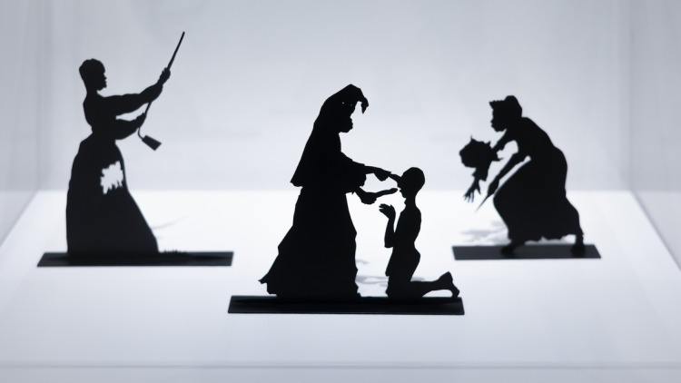 Les siluetes de Kara Walker, un element de denúncia de lʼesclavatge del passat i el racisme del present.