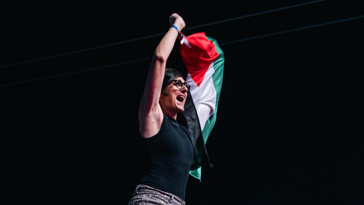 Una espectadora exhibeix una bandera de Palestina| Julio Cebolla. 