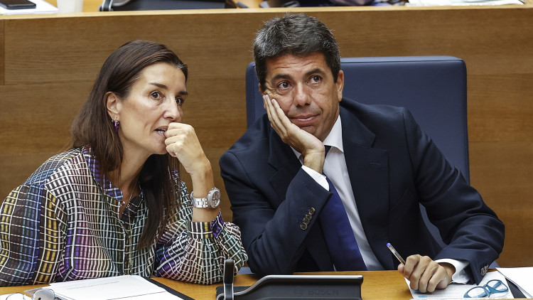 La consellera d'Hisenda, Ruth Merino, i el President Carlos Mazón durant una sessió a les Corts Valencianes.. Europa Press