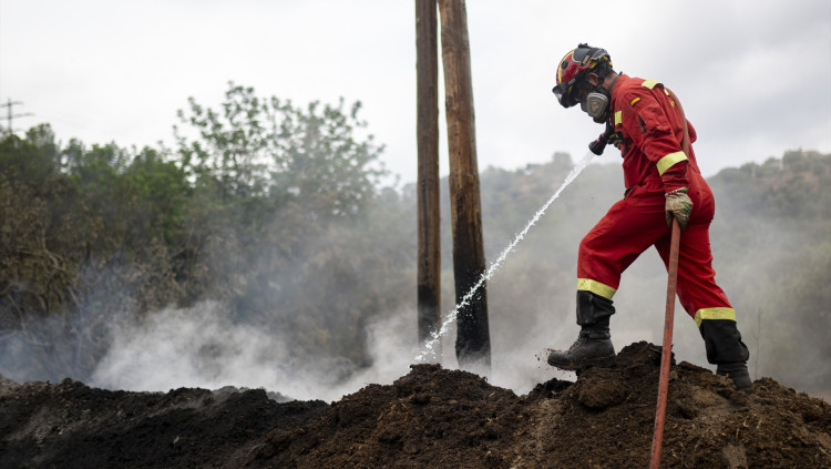 Un efectiu treballant a l'incendi de Xerta.. EUROPAPRESS
