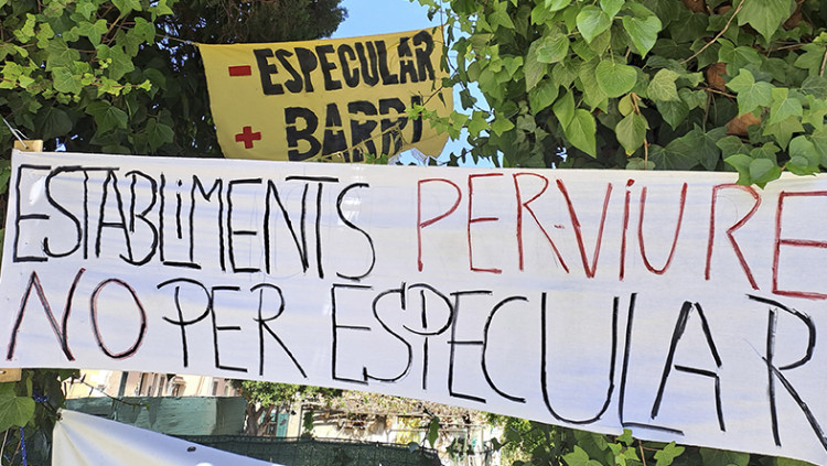 Pancarta a una de les barriades en peu de guerra contra el projecte de PP i Vox
