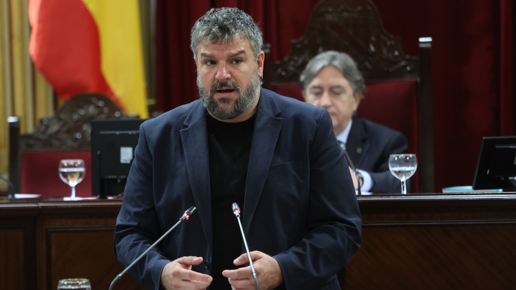 Lluís Apesteguia al Parlament balear (Foto Europa Press)