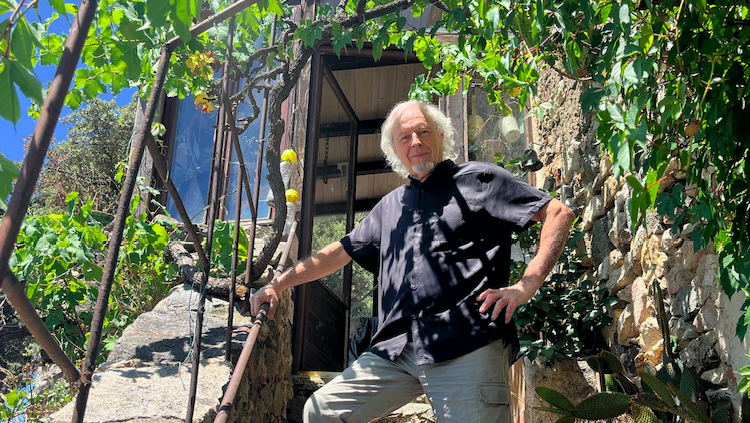 Carles Sarrat, a la seua masia de l'Albera. ÀLEX MILIAN