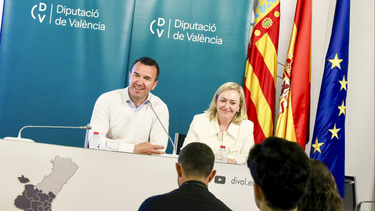 El president de la Diputació de València, Vicent Mompó, del PP, acompanyat de la vicepresidenta de la institució, Natalia Enguix, d’Ens Uneix.