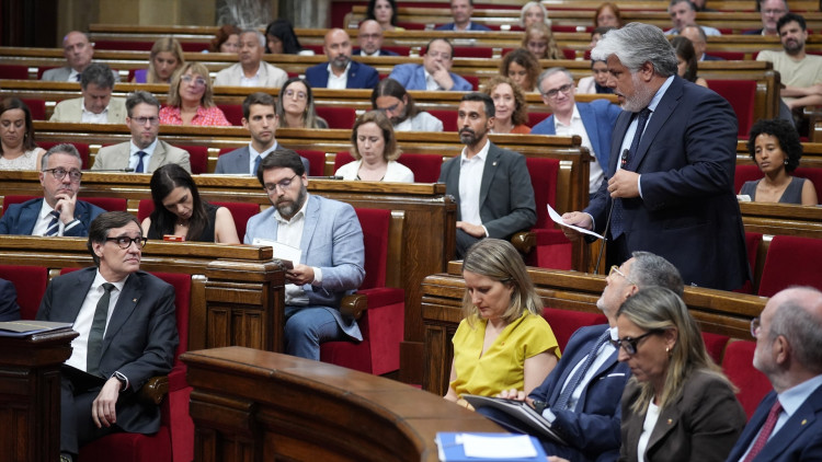 El president català, el socialista Salvador Illa, presta atenció a la pregunta d'Albert Batet, de Junts per Catalunya| Europa Press. 