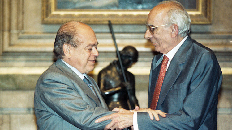 L'aleshores president català, Jordi Pujol, fent-li entrega de la medalla de la Generalitat de Catalunya a l'historiador Josep Benet, ànima del Centre d'Història Contemporània de Catalunya| Generalitat de Catalunya. 