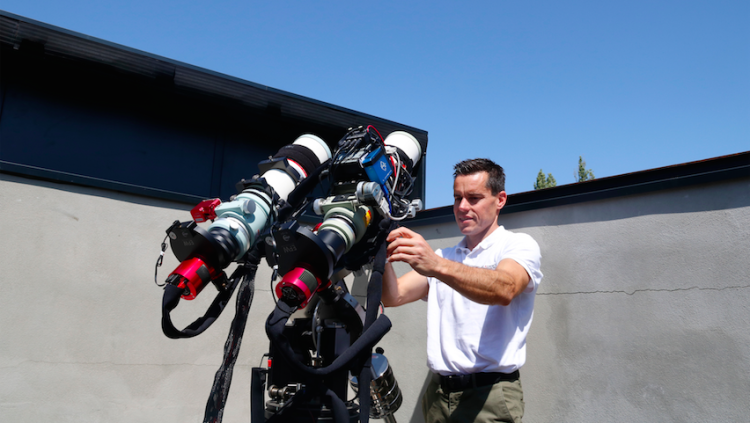 Aleix Roig, del Parc Astronòmic de Prades amb un telescopi. ACN