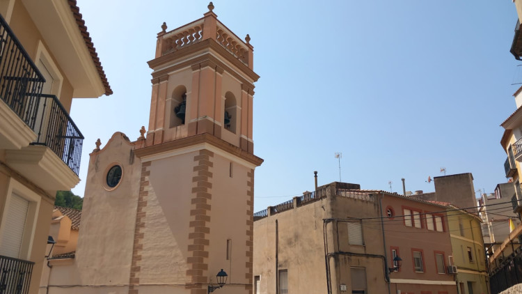 El campanar de Fondeguilla, municipi de la Plana Baixa a tocar de la Serra d'Espadà. EL TEMPS