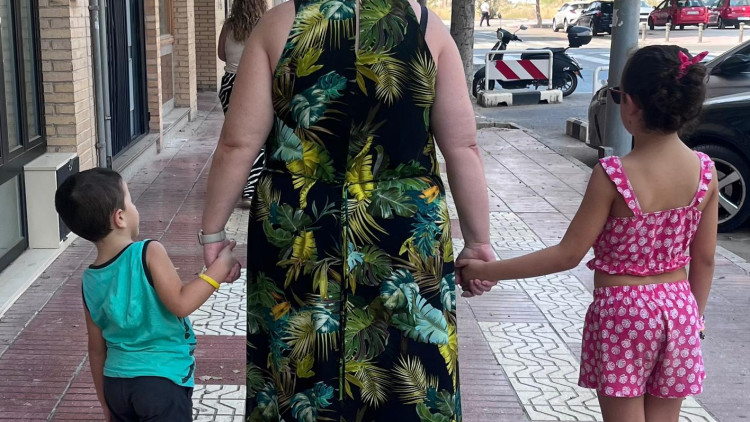 Mara Guirado, veïna de Sant Vicent del Raspeig, amb els seus dos fills.. EL TEMPS