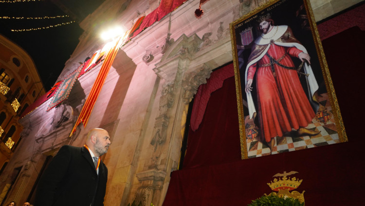 L'alcalde de Palma, Jaime Martínez, a l'ofrena floral a Jaume I a la Festa de l'Estandard de 2024 (30 de desembre). Ajuntament de Palma