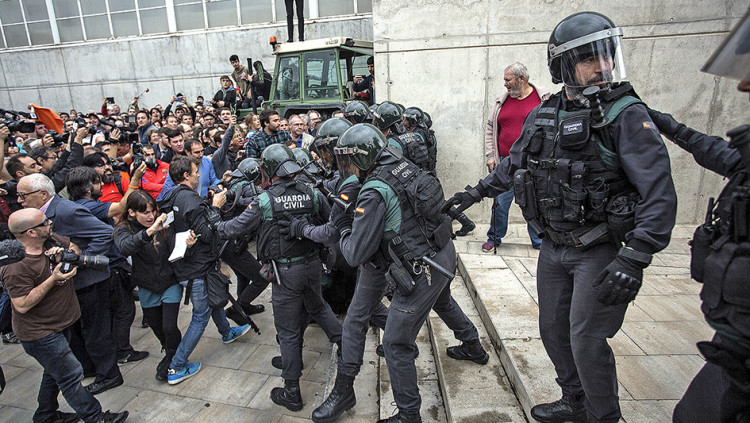 Actuació policial contra els votants, l'1 d'octubre de 2017. ACN