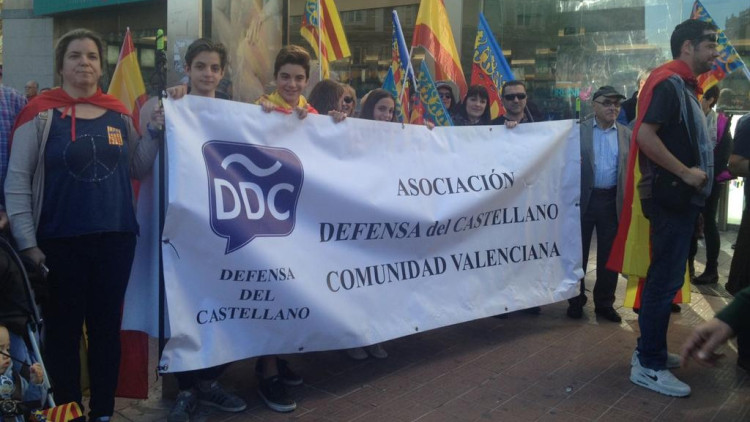 Eva Tena, portaveu d'educació de l'Asociación para la Defensa del Castellano en la Comunidad Valenciana, durant un manifestació.