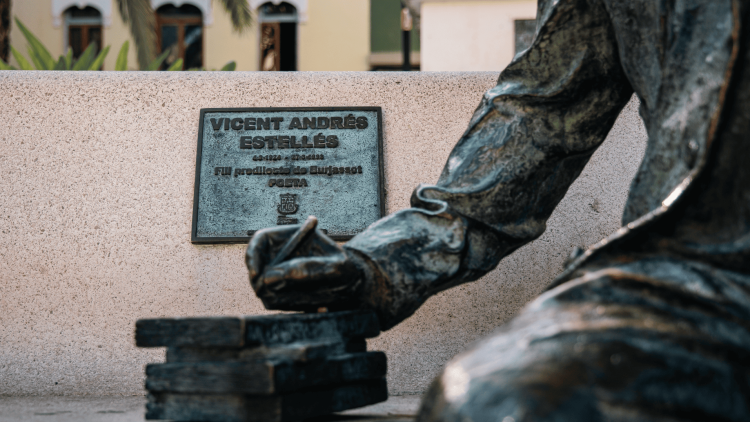 Placa i figura en homenatge a Vicent Andrés Estellés. 