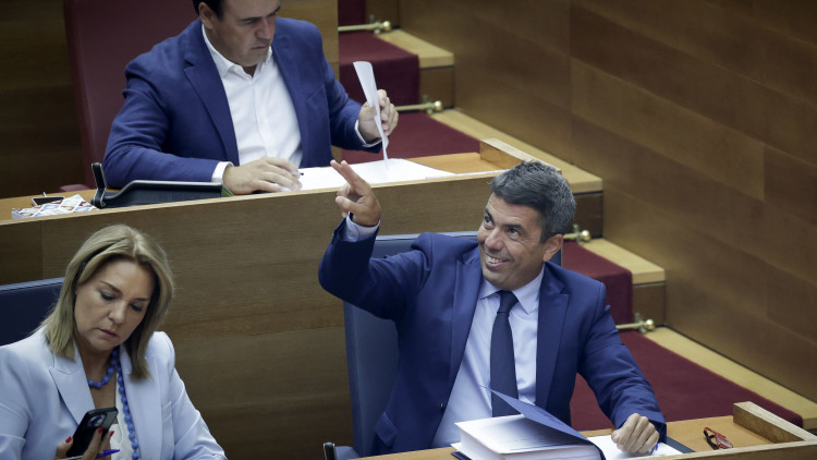 Carlos Mazón, president de la Generalitat Valenciana, poc abans de l'inici del debat de política general.. José Cuéllar / Corts Valencianes