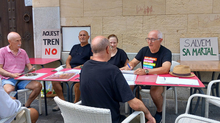 Recollida de signatures de la plataforma Aquest tren no (Foto Aquest tren no)