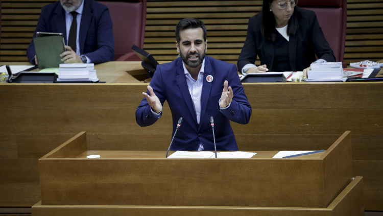 El síndic del PSPV-PSOE, José Muñoz, en la seua intervenció durant el debat de política general.. José Cuéllar / Corts Valencianes