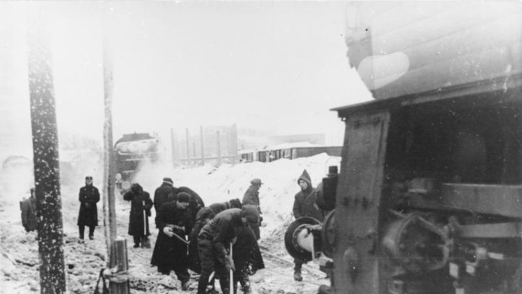 Treballadors forçats jueus retirant neu a l'estació de tren de Minsk el febrer del 1942, durant l'ocupació alemanya. 