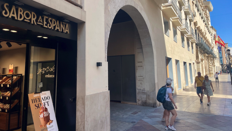 La botiga gastronòmica Sabor a España, veïna de l’Ajuntament d’Alacant, un símbol dels aires que ha imprès Vox.
