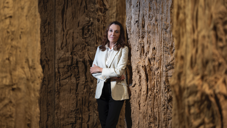 Cristina Iglesias al Bosc mineral que ha fet per aquesta exposició a la Pedrera. // LA PEDRERA