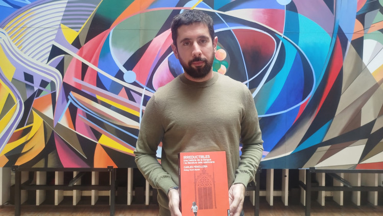 El filòleg Carles Fenollosa durant l'entrevista amb EL TEMPS| Moisés Pérez.