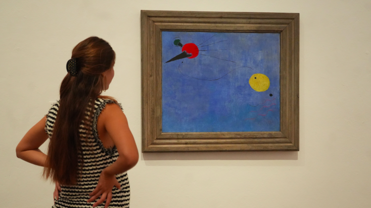 Una visitant mira "Pintura", una de les dues primeres obres de Miró que es van exposar a Nova York. ACN