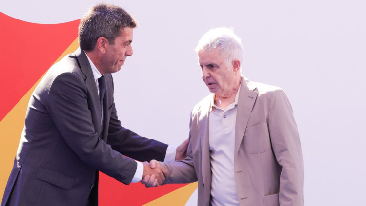Ara fa un any, Mazón va lliurar el Premi de les Lletres Valencianes a Ferran Torrent en un acte celebrat a Alacant.