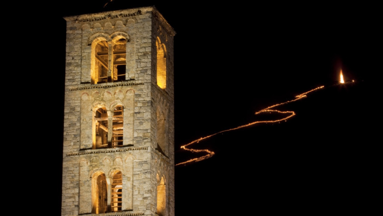 Falles a Taüll. Al fons es pot veure la serp de foc que baixa de la muntanya cap al poble. Oriol Clavera