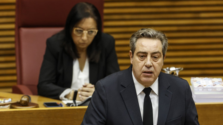 Davant, el síndic de Vox, José María Llanos. Al darrere, la presidenta de les Corts, també de Vox, Llanos Massó.. Europa Press