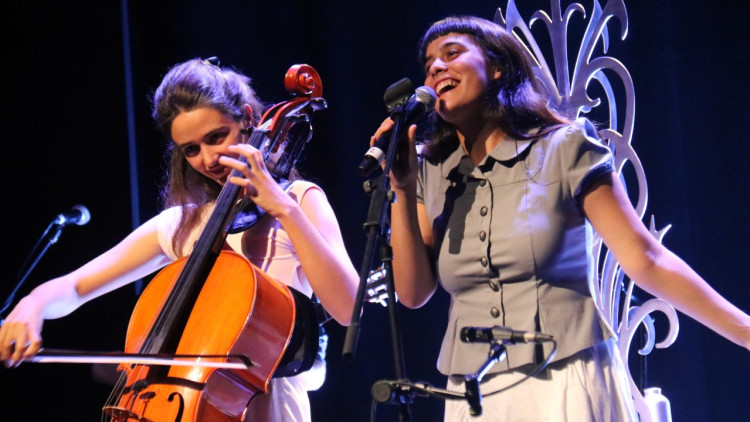 El duo barceloní Alosa, en una actuació en directe. ACN
