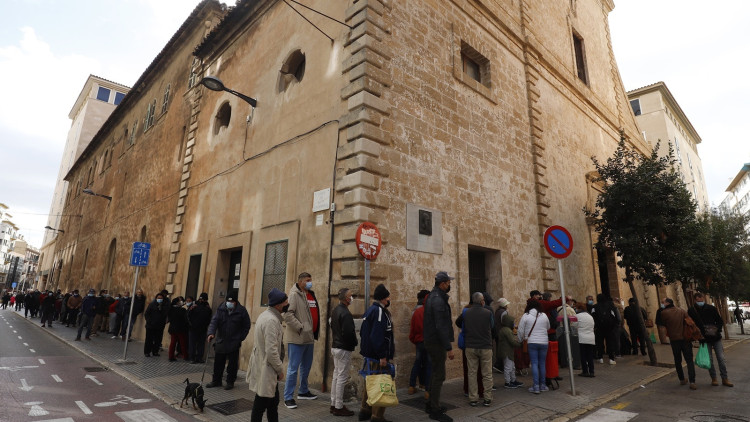Cues per rebre menjar a Caputxins, a Palma, en una imatge de desembre de 2020 (Foto Europa Press)