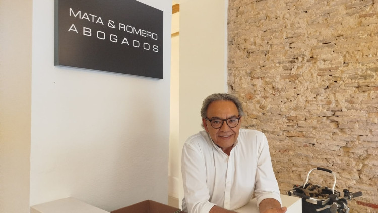 El lletrat Manolo Mata al seu despatx| Moisés Pérez. 