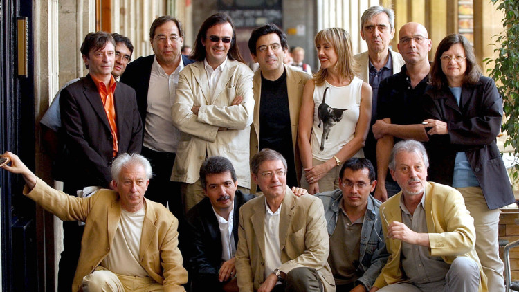 Els quinze intel·lectuals que, 25 anys després del Manifest dels 2.300, van signar el manifest del Taxidermista el 2005. Drets, d’esquerra a dreta: Ferran Toutain, Félix Pérez Romera, Francesc de Carreras, José Vicente Rodríguez Mora, Arcadi Espada, Teresa Giménez, Carlos Trías, Ponç Puigdevall, Ana Nuño. Ajupits: Albert Boadella, Xavier Pericay, Félix de Azúa, Félix Ovejero i Iván Tubau.