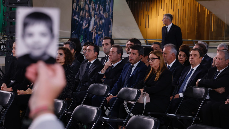 Un familiar mostra una foto del seu familiar mort