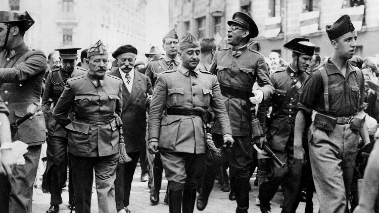 Francisco Franco juntament amb el general Emilio Mola a la seva esquerra, a Burgos el 1936