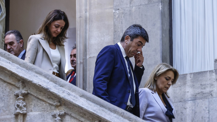 Carlos Mazón, acompanyat de la vicepresidenta Susana Camarero i la resta del Consell, aquest dilluns, a punt de comunicar la seua renúncia com a president valencià.. Europa Press