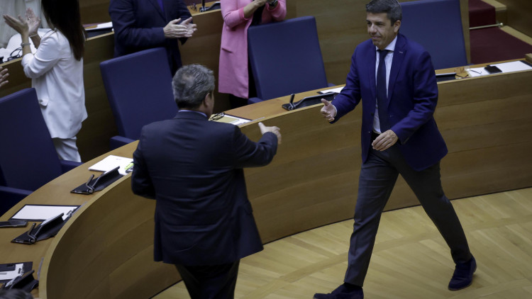 Carlos Mazón saluda el síndic de Vox, José María Llanos, en aprovar els pressupostos de 2025.. José Cuéllar / Corts Valencianes