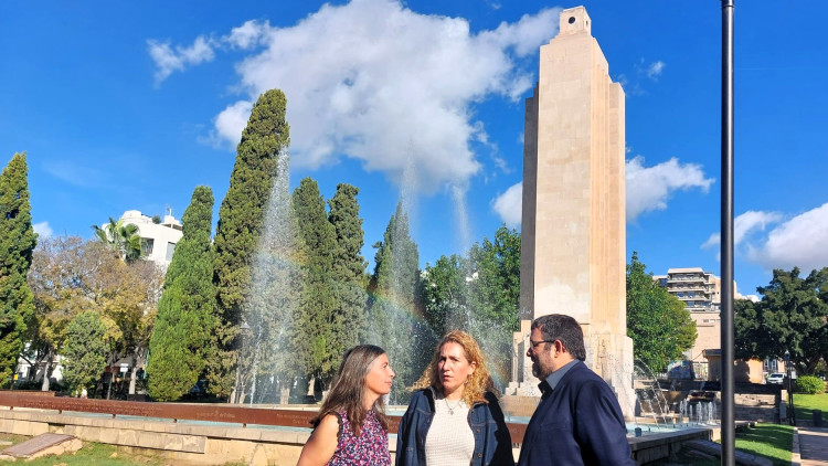  Neus Truyol, Catalina I. Perelló i Vicenç Vidal (d'esquerra a dreta) davant del monument de la Feixina (Foto Més per Mallorca)