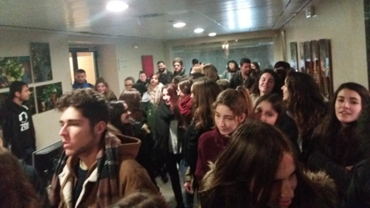 Els alumnes protestant al rectorat